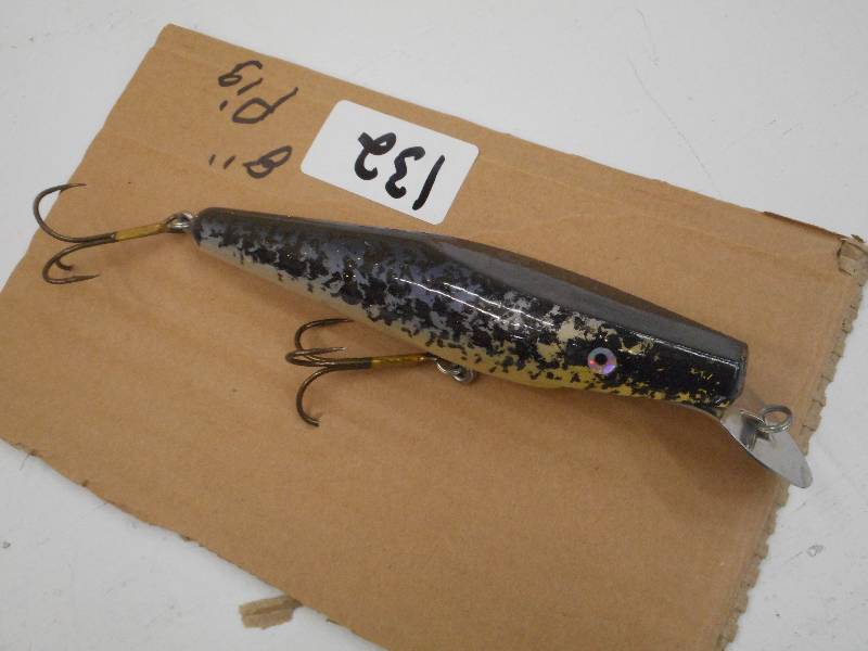 lot 132 image: (1) 8 Pig Muskie Lure ...