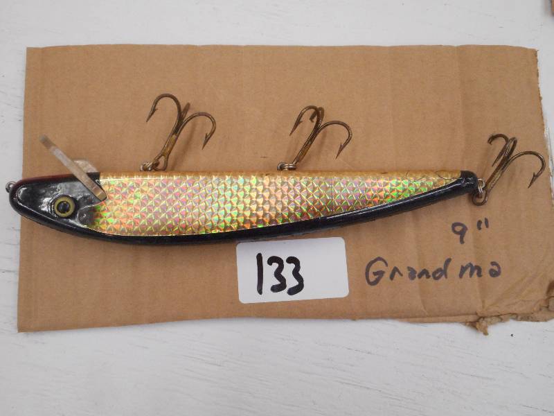 lot 133 image: 9 Grandma Muskie Lure ...