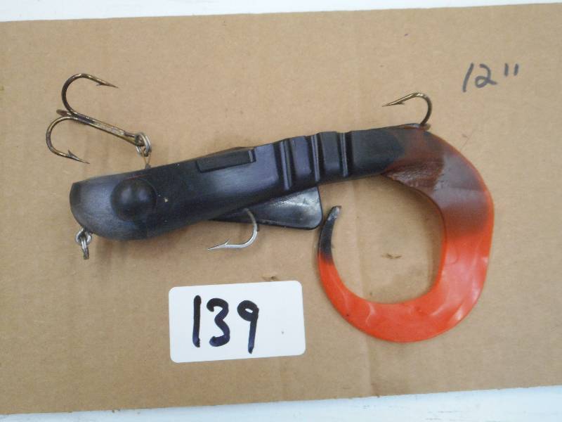lot 139 image: (1) 12 Bulldawg Muskie Lure ...