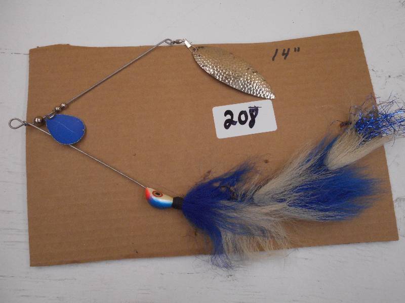 lot 208 image: 14 Muskie Spinner Lure ...