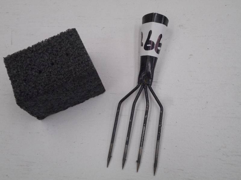 lot 266 image: 4-Prong Fish Spear, 2 Width ...