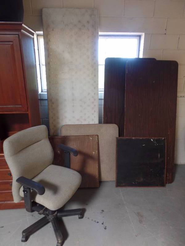 lot 219 image: Tables & Chair