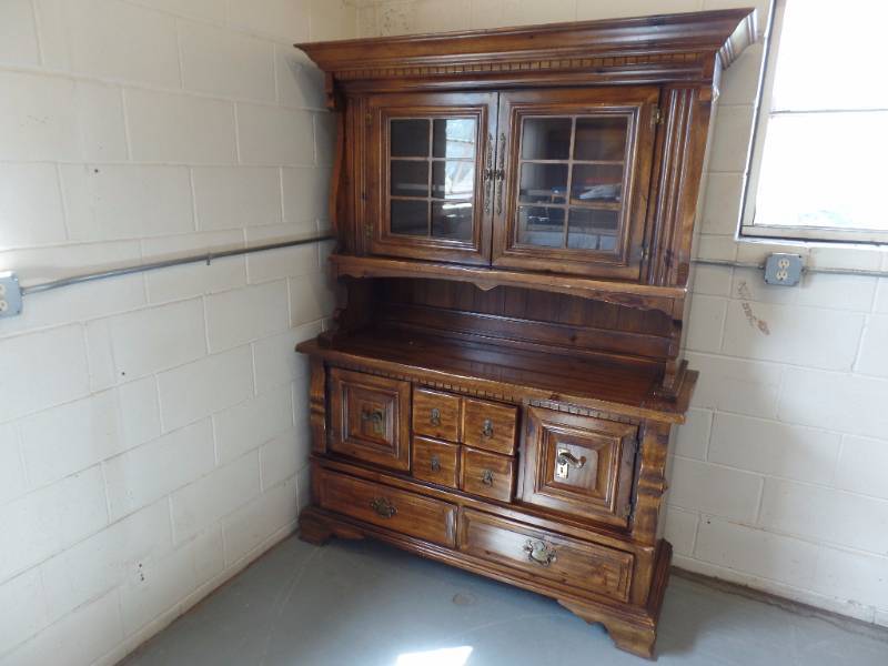 lot 201 image: Hutch