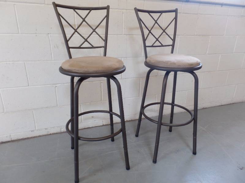 lot 204 image: Bar stools