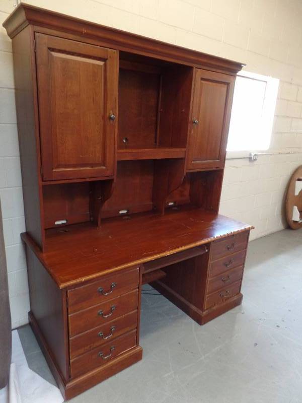 lot 213 image: Office Desk