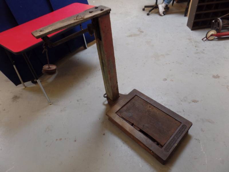 lot 253 image: Antique Scale