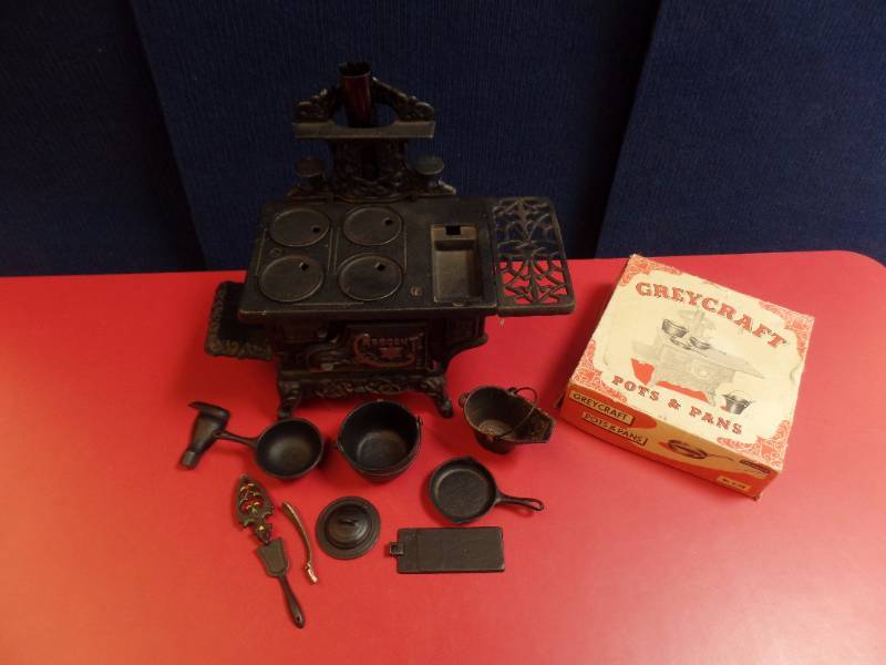 lot 255 image: Cast Iron Toy Set