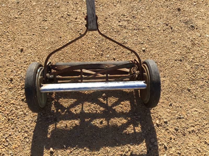lot 19 image: lawn mower