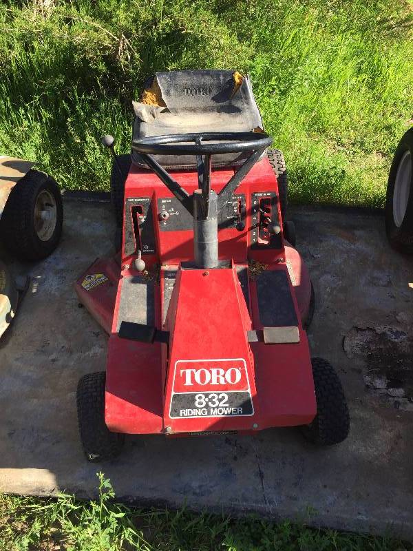 lot 26 image: Toro Lawn Mower