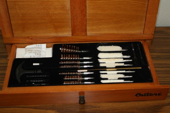 lot 35 image: 25-Piece Gun Cleaning Tool Box