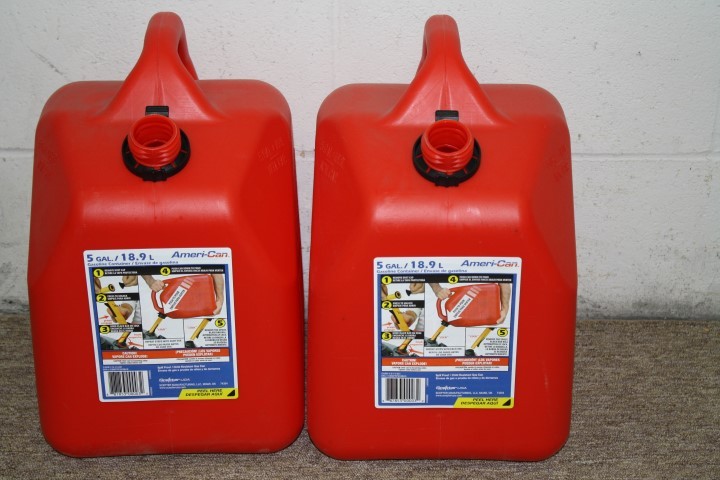 lot 39 image: 5 Gallon Gas Cans (2qty)