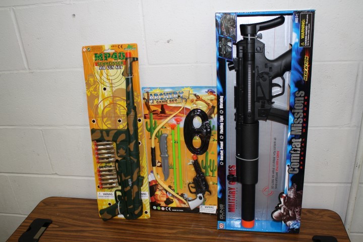 lot 65 image: Toy Gun Set