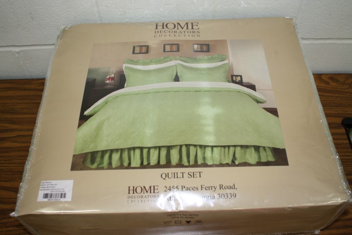 lot 75 image: Comforter King Set by Home Decorators