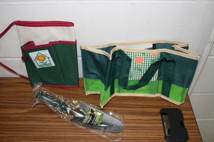 lot 101 image: Gardening Kit