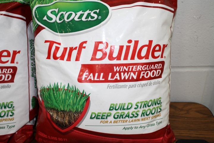 lot 103 image: Turf Builder Lawn Food