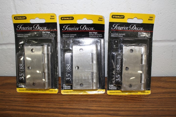 lot 108 image: Door Hinge