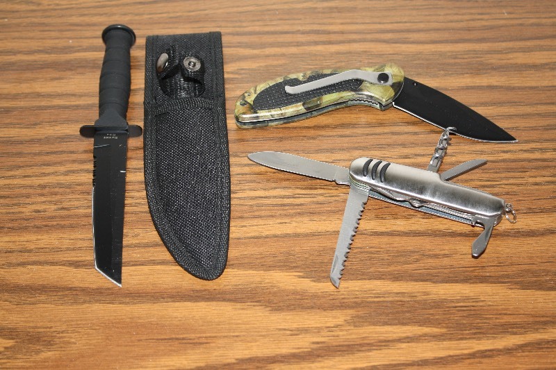 lot 109 image: Pocket Knives
