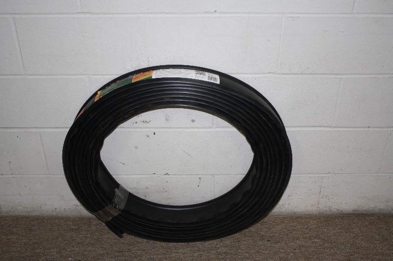 lot 124 image: Vigoro Lawn Edging