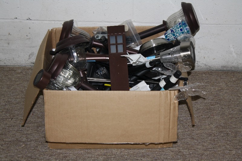lot 134 image: Lot of salvage solar lights