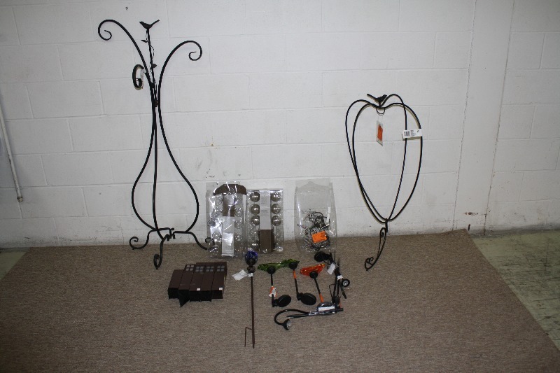 lot 155 image: Outdoor Decoration Lot