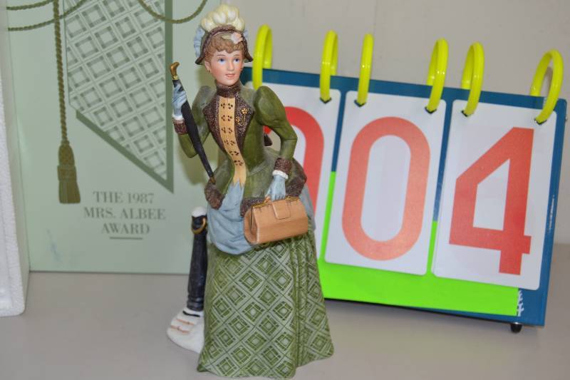 lot 4 image: Avon Figurine