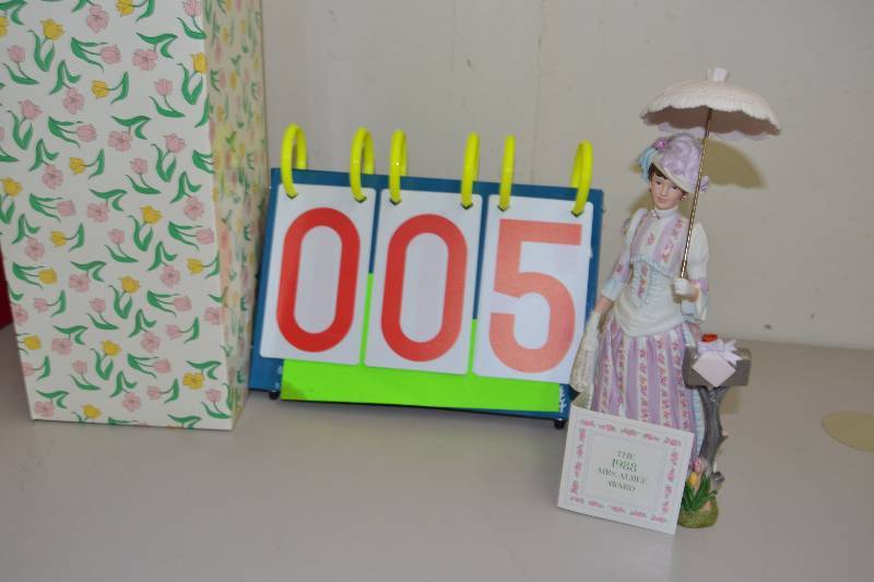 lot 5 image: Avon Figurine