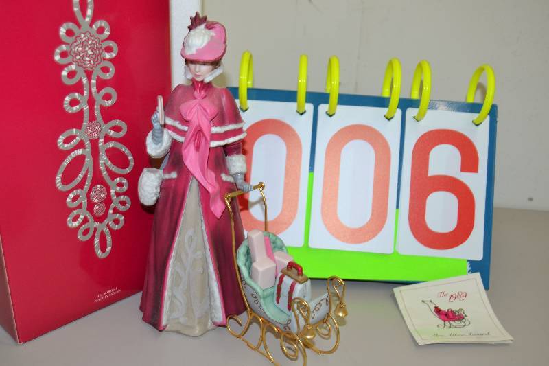 lot 6 image: Avon Figurine