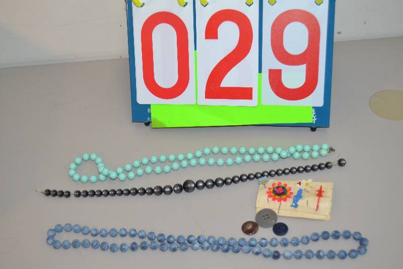 lot 29 image: Jewelry