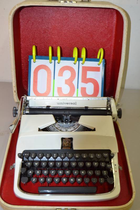lot 35 image: Vintage Universal Typewritter