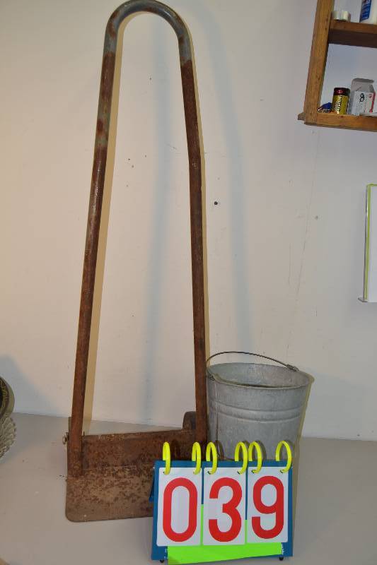 lot 39 image: Dolly and Pail
