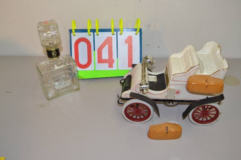 lot 41 image: Decanters