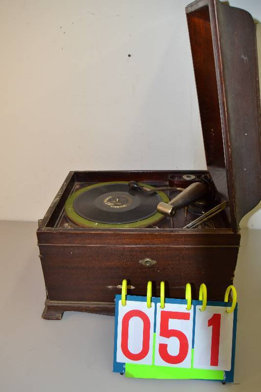 lot 51 image: Vintage Victor Record Player
