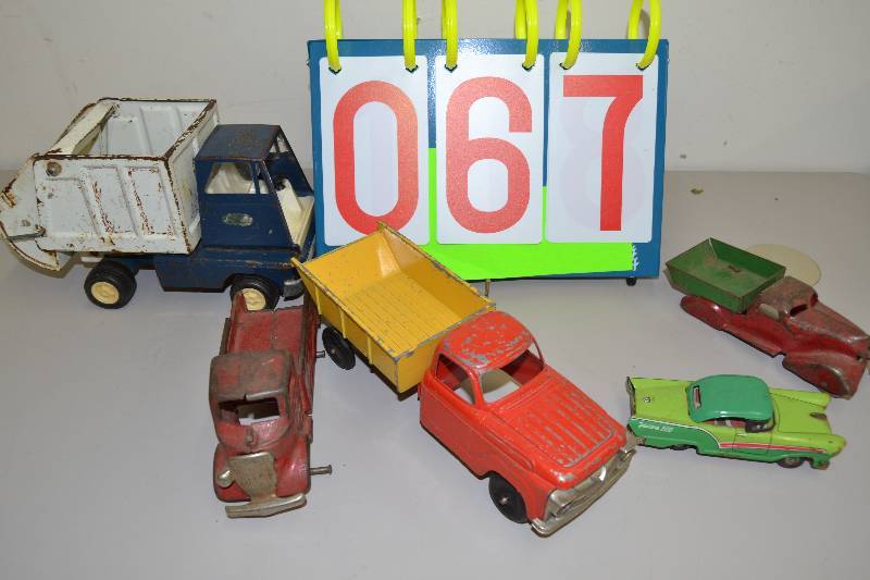 lot 67 image: Vintage toys