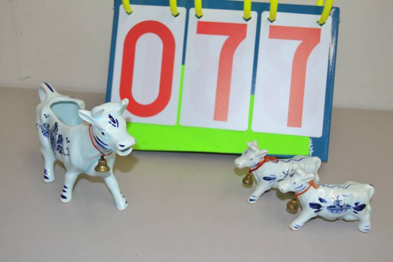 lot 77 image: Vintage Delft Holland Cows