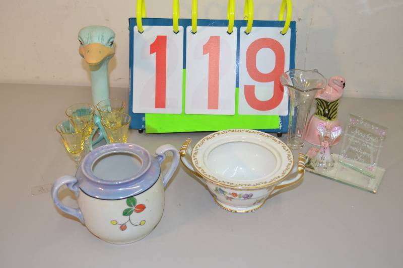 lot 119 image: Decorative collectibles