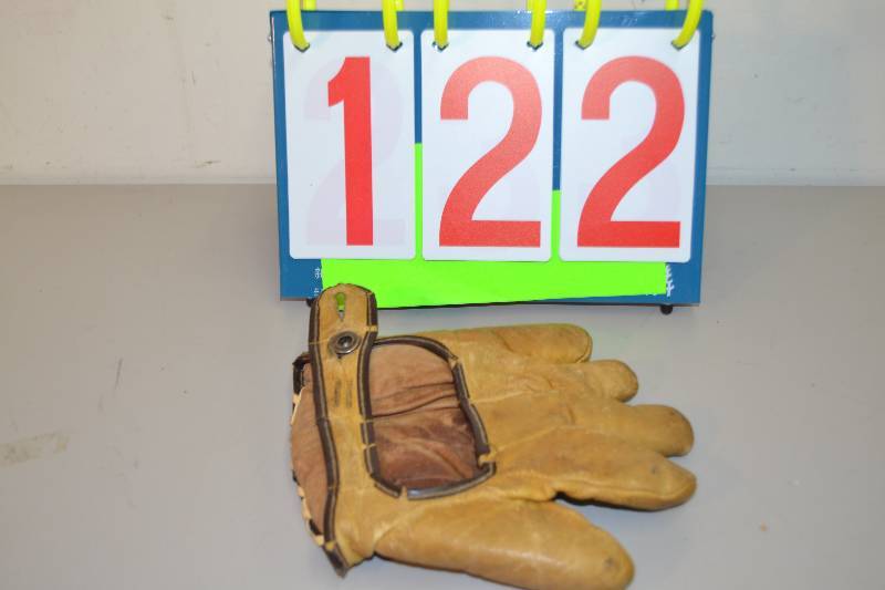 lot 122 image: Vintage Baseball Glove