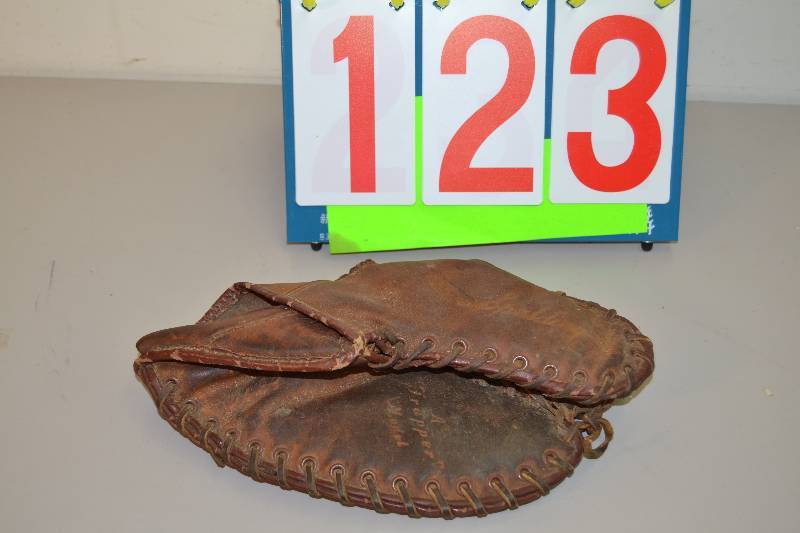 lot 123 image: Vintage Spalding Baseball Glove