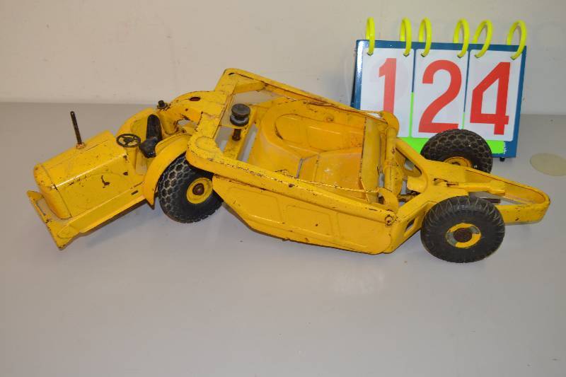 lot 124 image: Tractor toy