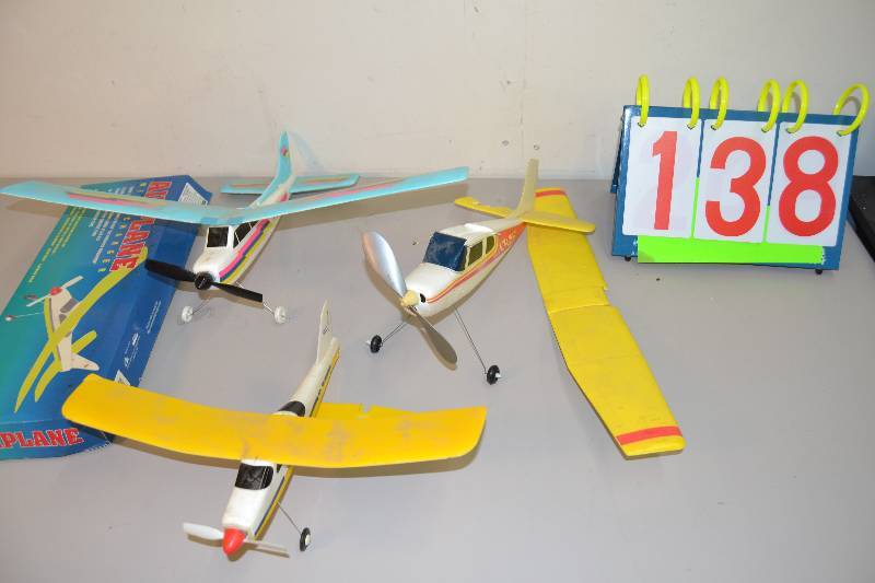 lot 138 image: RC Airplanes