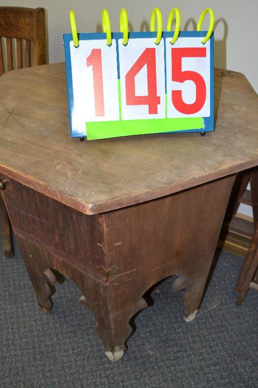 lot 145 image: Vintage table