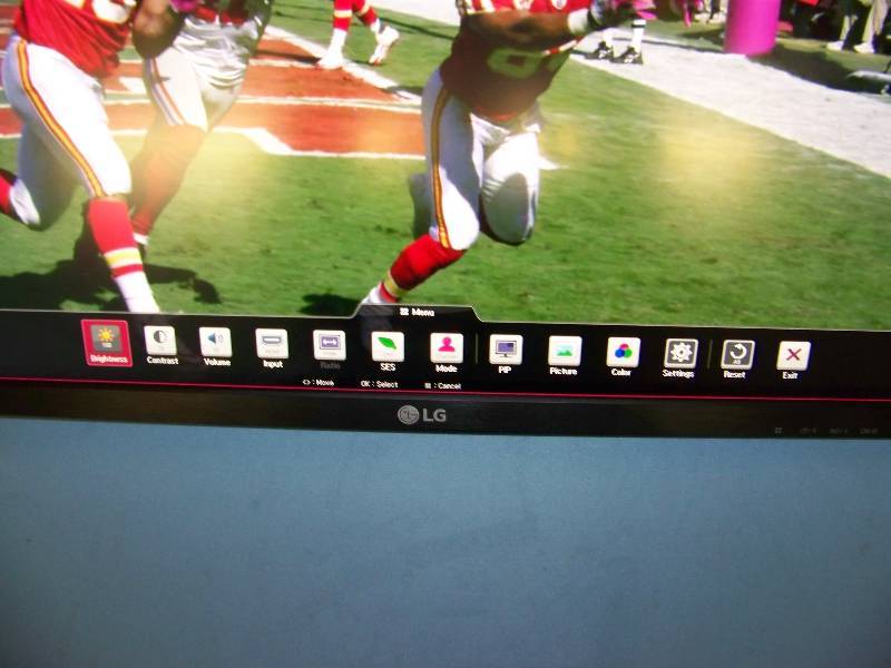 lot 13 image: 27, LG, Widescreen, ColorPrime, LCD, IPS, Monitor with Wall Mount