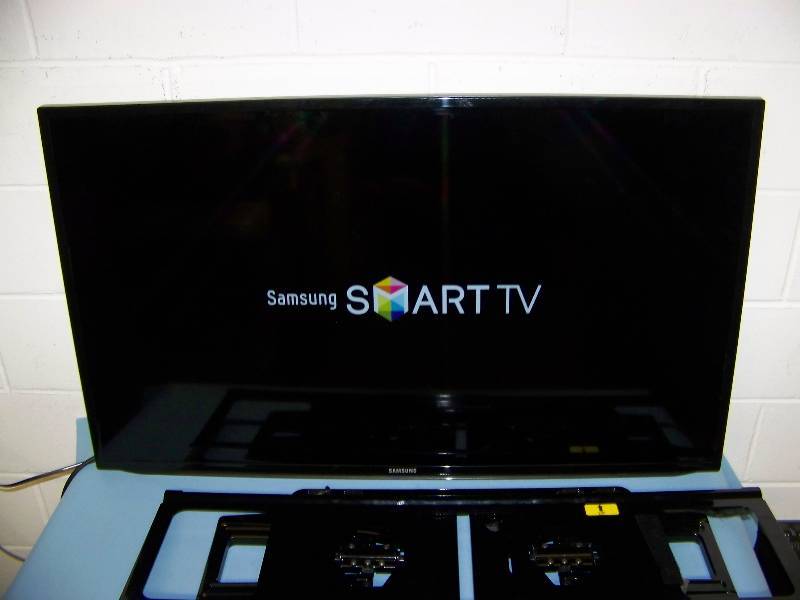lot 4 image: 46, Samsung, LED, SMART, High Definition Television  HDTV with Remote Control and Wall Mount