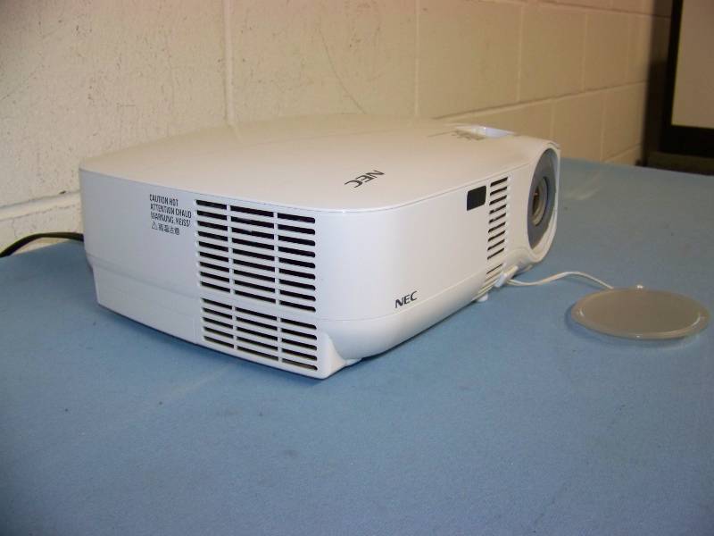 lot 25 image: NEC, VT595, LCD Projector