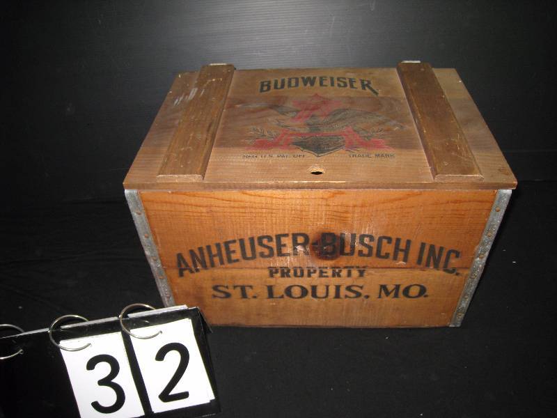lot 32 image: Anheuser Busch centennial crate 1876 - 1976, good looking eagle logo on sides