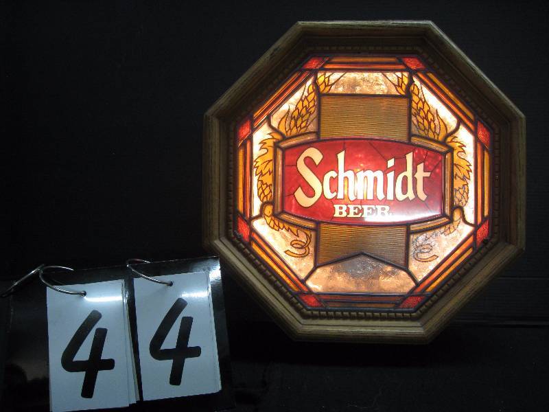 lot 44 image: Schmidt Beer octagonal lighted sign, stained glass look - looks nice