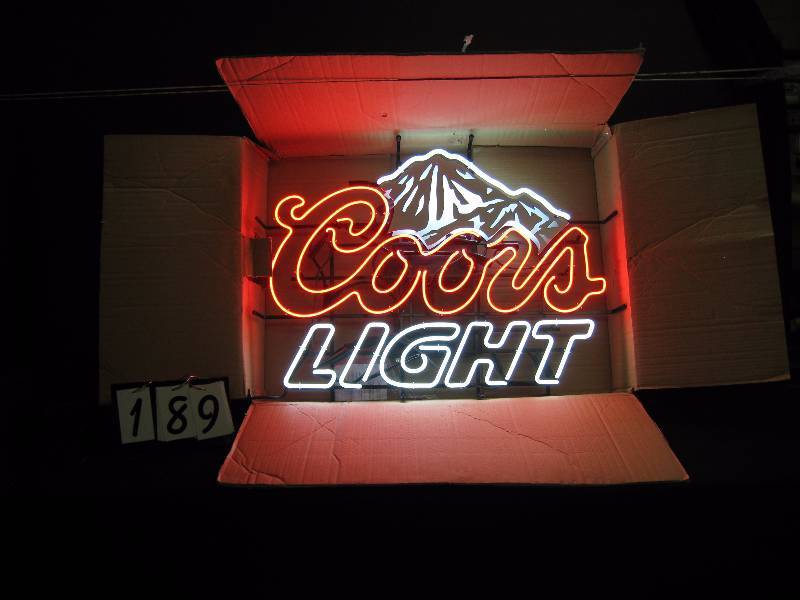 lot 189 image: Coors Light mountain - large neon NOS New Old Stock
