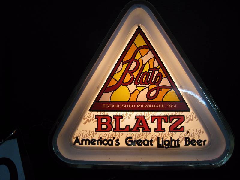 lot 210 image: Blatz light up - great looking little sign