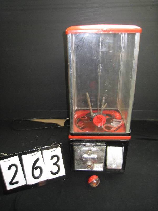 lot 263 image: Gumball machine for plastic prize bubbles, seller states functional needs top lock and coin lock