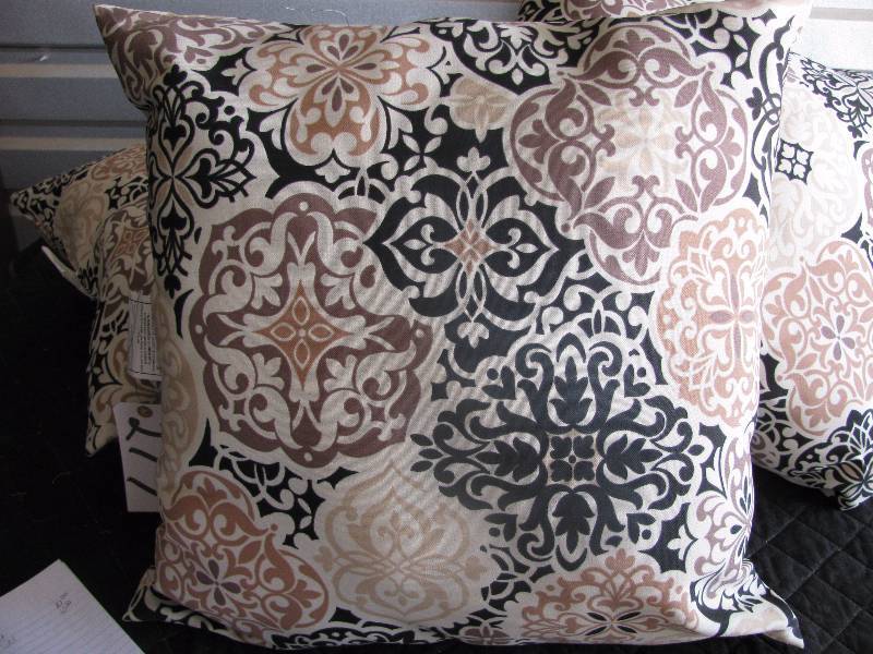 lot 277 image: 4 NEW Pillows