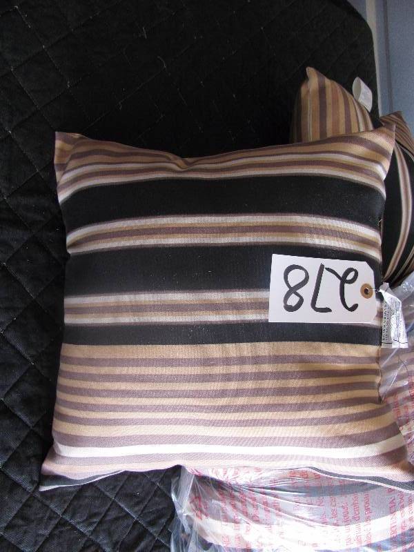 lot 278 image: 4 NEW Pillows